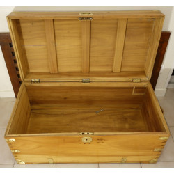 COFFRE EN CAMPHRIER